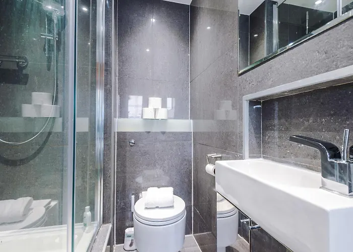 Mcr 2br 2ba, Parking, Wifi, Full Kitchen