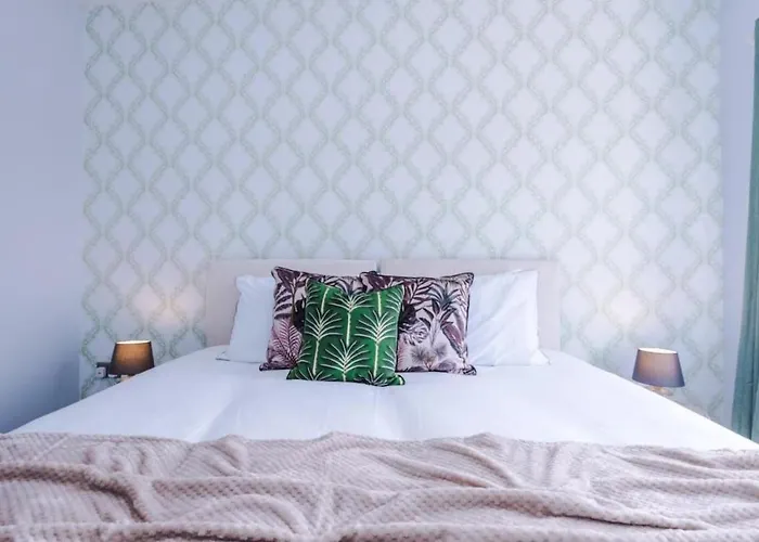 Stylish 3br-colourful-sleeps 5 * Manchester