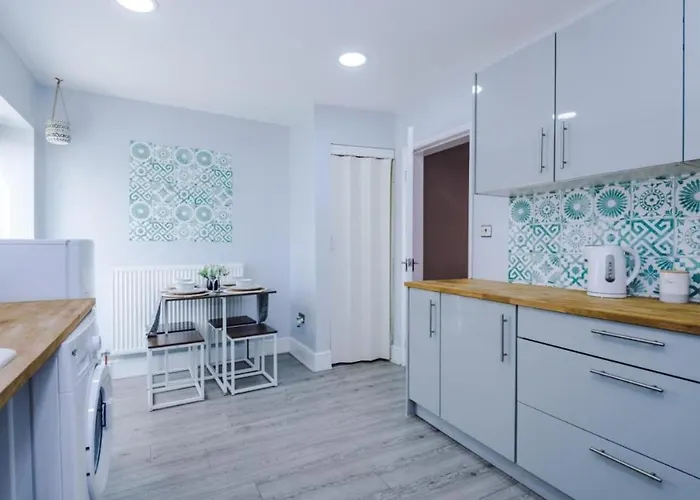 Dom wakacyjny Stylish 3br-colourful-sleeps 5 *