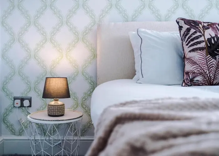 Stylish 3br-colourful-sleeps 5