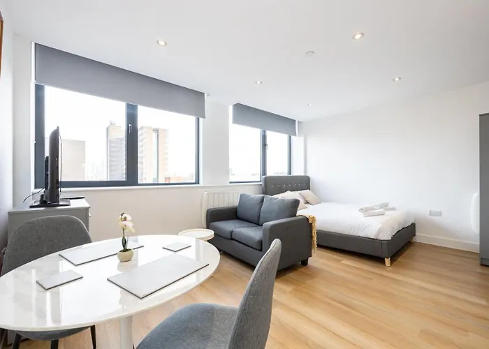 Modern Near Old Trafford Stadium Daire Manchester