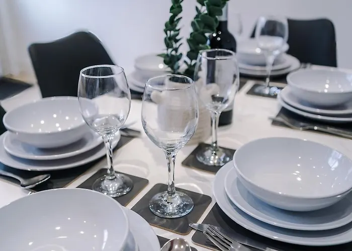 Spacious 2-Bed Home 5Mins To Co-Op Live & Etihad Campus W Free Parking Сasa de vacaciones