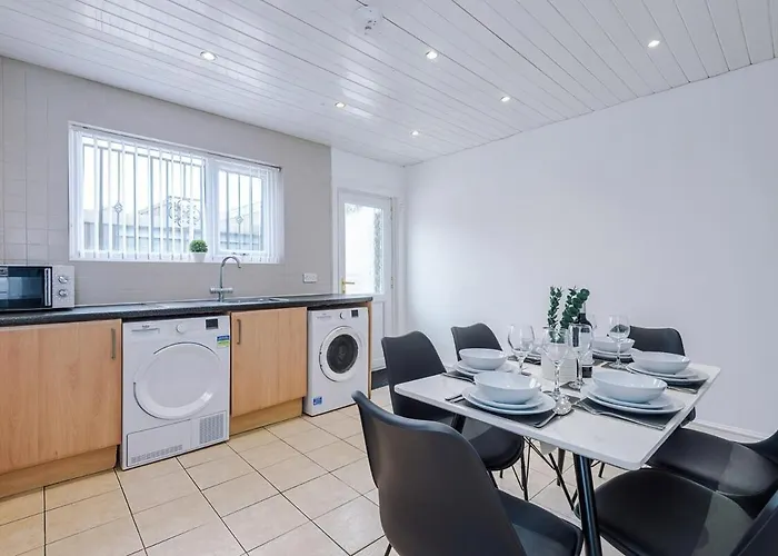 Spacious 2-Bed Home 5Mins To Co-Op Live & Etihad Campus W Free Parking Сasa de vacaciones Mánchester