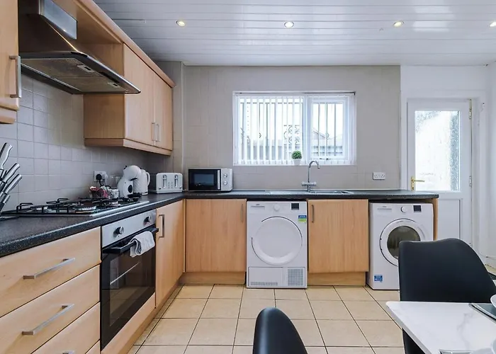 Spacious 2-Bed Home 5Mins To Co-Op Live & Etihad Campus W Free Parking