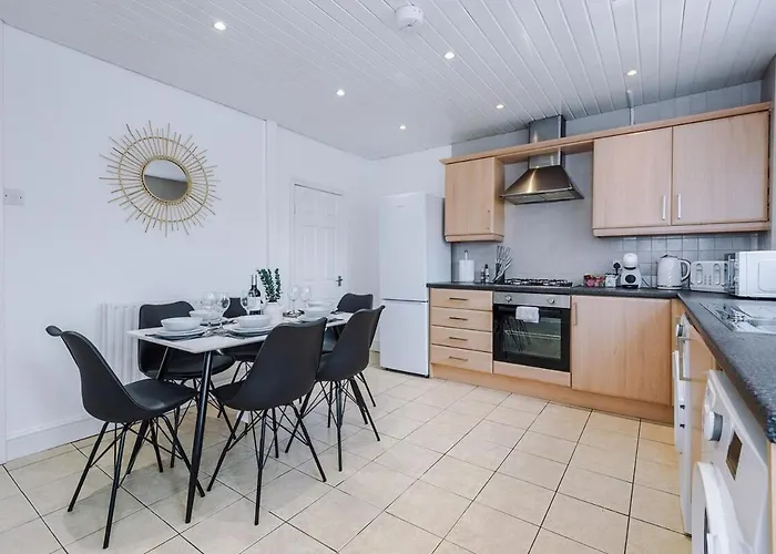 Сasa de vacaciones Spacious 2-Bed Home 5Mins To Co-Op Live & Etihad Campus W Free Parking *