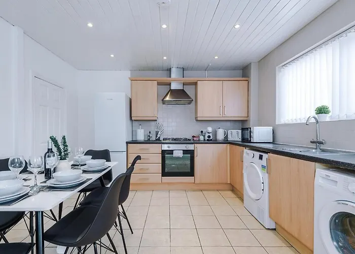 Spacious 2-Bed Home 5Mins To Co-Op Live & Etihad Campus W Free Parking Сasa de vacaciones *