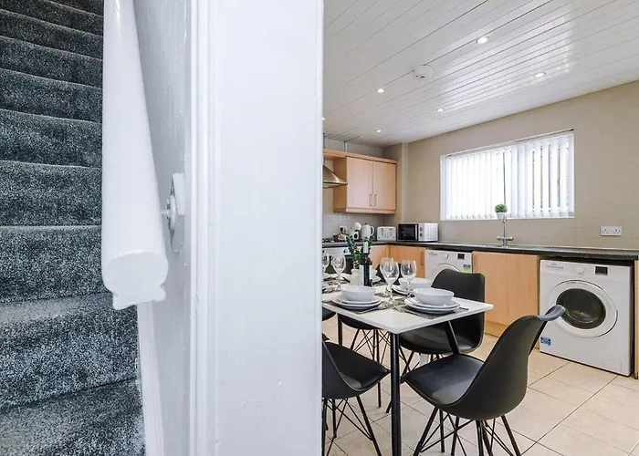 Spacious 2-Bed Home 5Mins To Co-Op Live & Etihad Campus W Free Parking