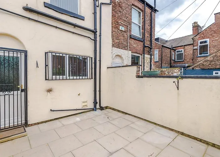 Spacious 2-Bed Home 5Mins To Co-Op Live & Etihad Campus W Free Parking Сasa de vacaciones