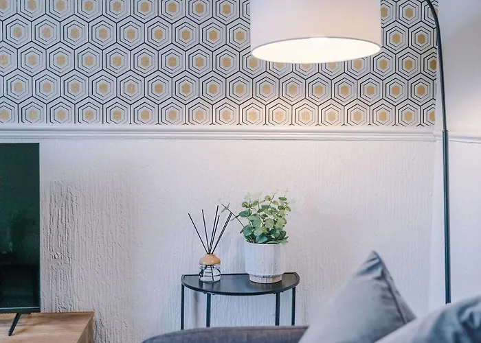 Spacious 2-Bed Home 5Mins To Co-Op Live & Etihad Campus W Free Parking