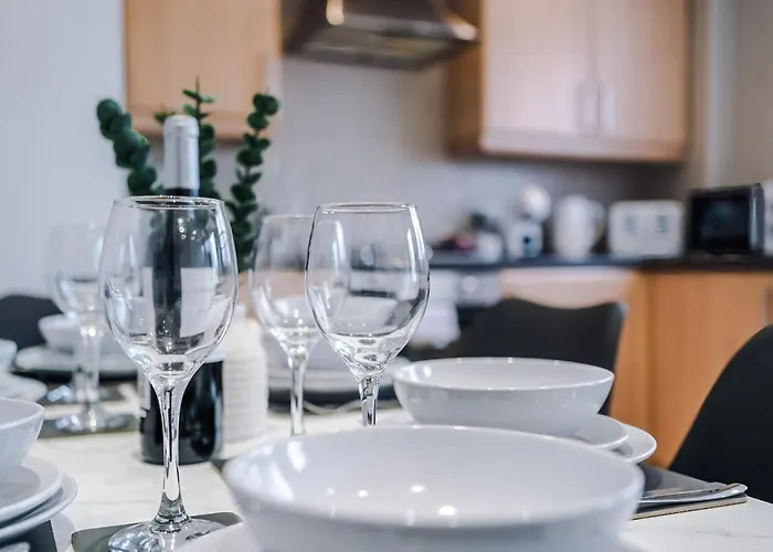 Spacious 2-Bed Home 5Mins To Co-Op Live & Etihad Campus W Free Parking Сasa de vacaciones