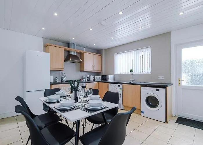 Spacious 2-Bed Home 5Mins To Co-Op Live & Etihad Campus W Free Parking *