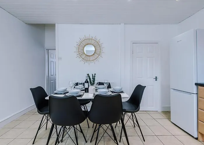 Spacious 2-Bed Home 5Mins To Co-Op Live & Etihad Campus W Free Parking