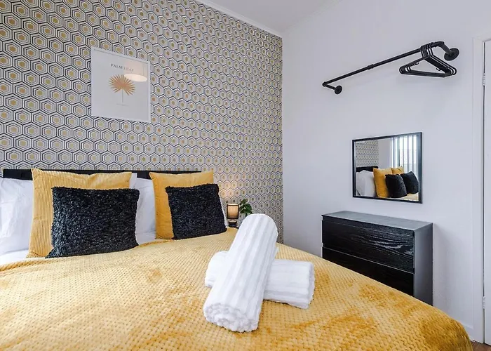 Spacious 2-Bed Home 5Mins To Co-Op Live & Etihad Campus W Free Parking