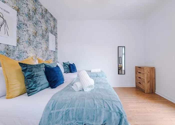 Сasa de vacaciones Spacious 2-Bed Home 5Mins To Co-Op Live & Etihad Campus W Free Parking *