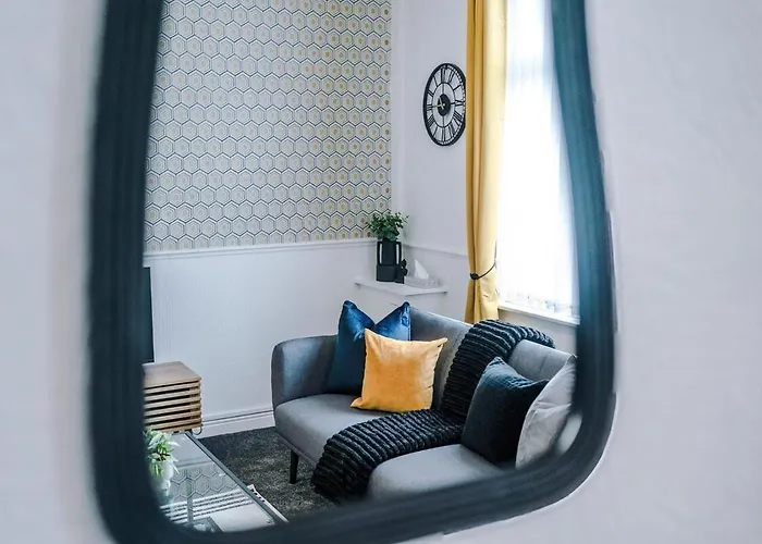 Spacious 2-Bed Home 5Mins To Co-Op Live & Etihad Campus W Free Parking