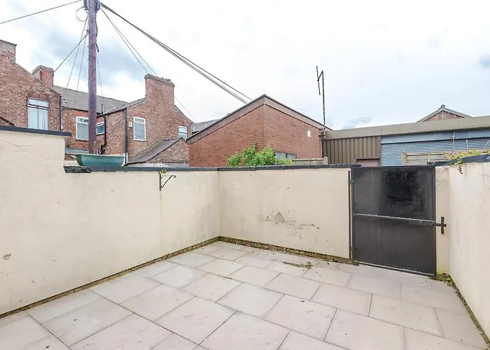 Spacious 2-Bed Home 5Mins To Co-Op Live & Etihad Campus W Free Parking Сasa de vacaciones