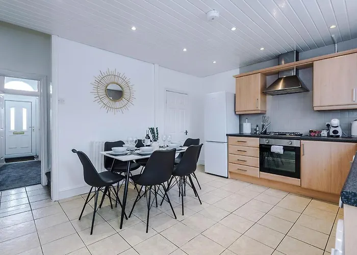 Spacious 2-Bed Home 5Mins To Co-Op Live & Etihad Campus W Free Parking Сasa de vacaciones *