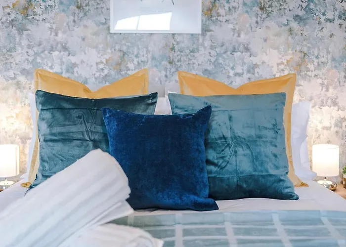 Spacious 2-Bed Home 5Mins To Co-Op Live & Etihad Campus W Free Parking