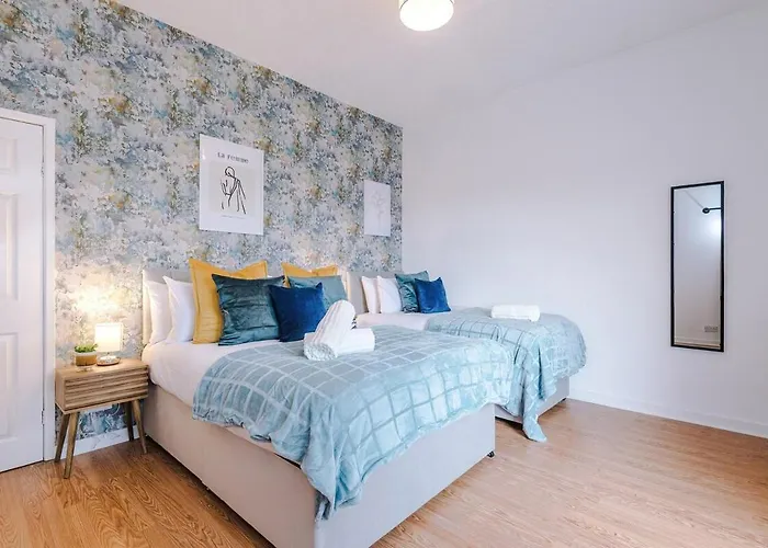 Spacious 2-Bed Home 5Mins To Co-Op Live & Etihad Campus W Free Parking Сasa de vacaciones *