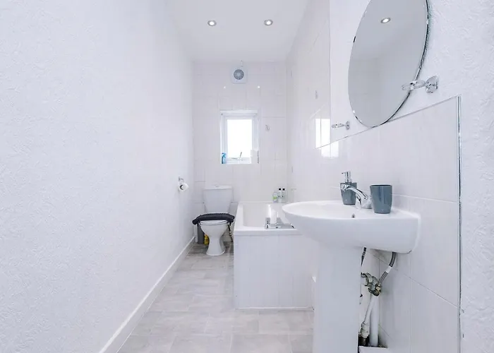 Сasa de vacaciones Spacious 2-Bed Home 5Mins To Co-Op Live & Etihad Campus W Free Parking Mánchester