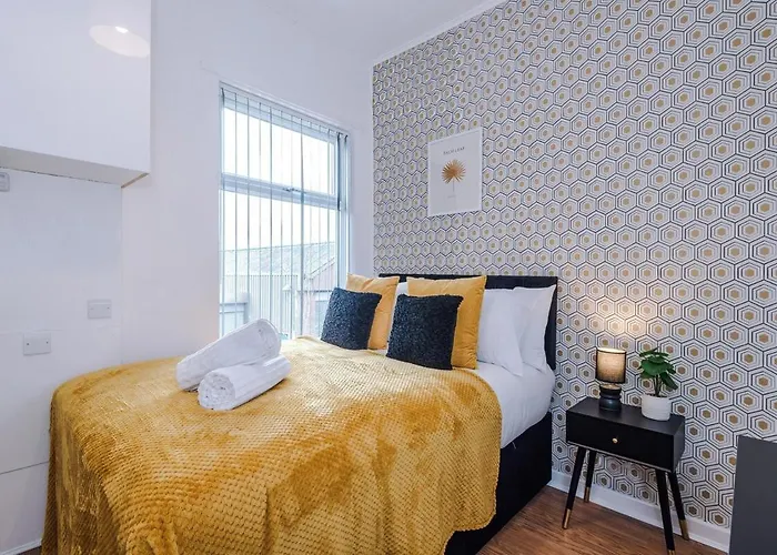 Spacious 2-Bed Home 5Mins To Co-Op Live & Etihad Campus W Free Parking