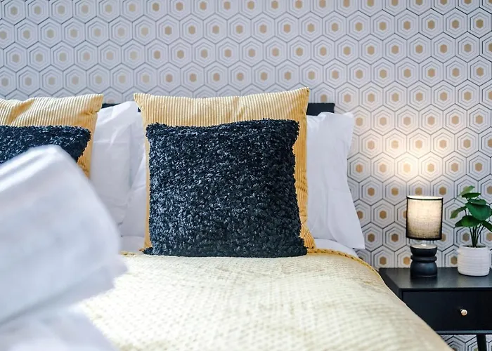 Сasa de vacaciones Spacious 2-Bed Home 5Mins To Co-Op Live & Etihad Campus W Free Parking