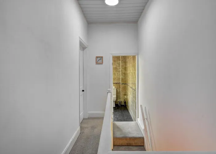 Pass The Keys Modern Two Bedroom By Levenshulme Station *