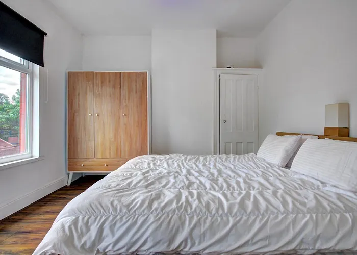 Pass The Keys Modern Two Bedroom By Levenshulme Station