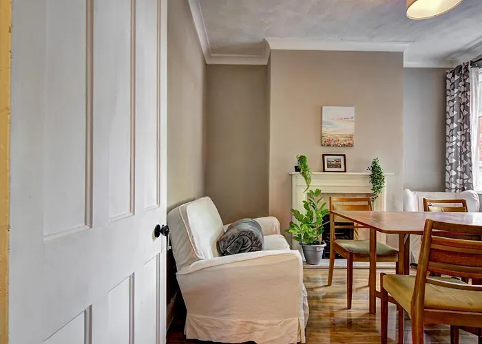 펜션 Pass The Keys Modern Two Bedroom By Levenshulme Station *