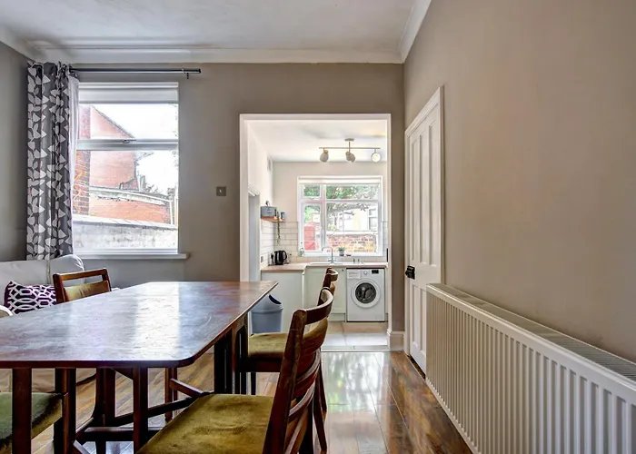 Pass The Keys Modern Two Bedroom By Levenshulme Station *