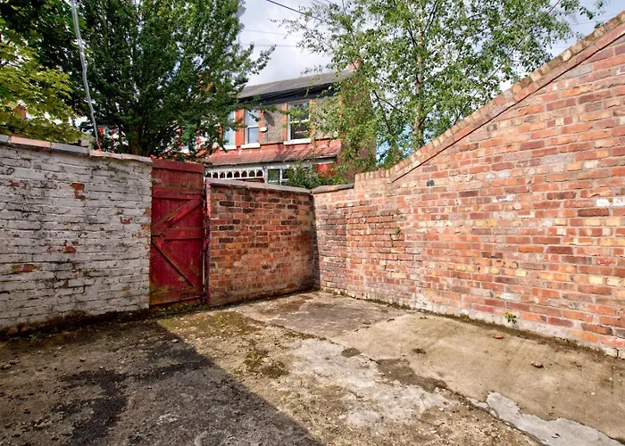 Pass The Keys Modern Two Bedroom By Levenshulme Station * 맨체스터