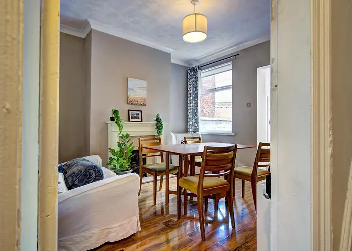 Pass The Keys Modern Two Bedroom By Levenshulme Station 맨체스터