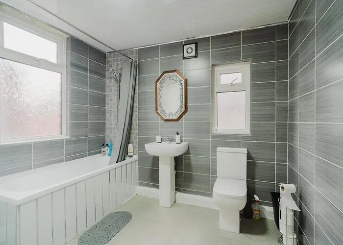 Entire 3 Bedroom House, Salford 20 Apartament Manchester