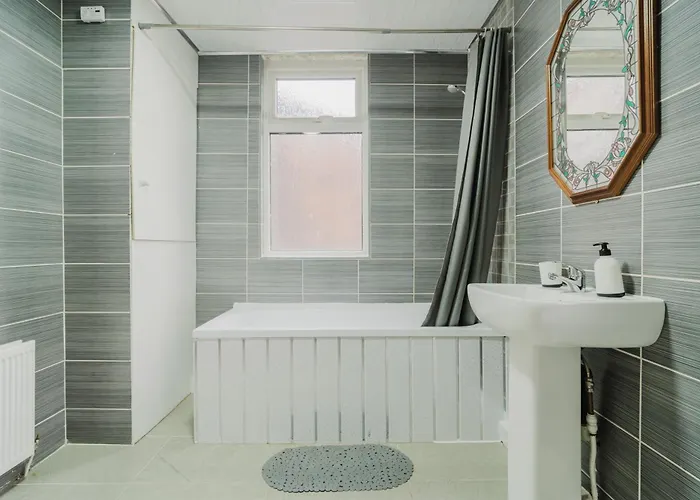 Entire 3 Bedroom House, Salford 20 Apartament