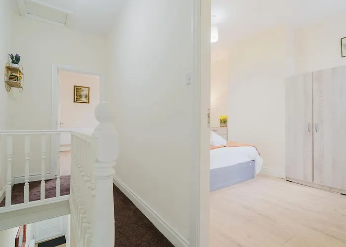 Entire 3 Bedroom House, Salford 20 *