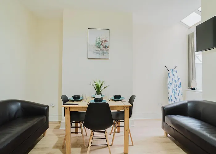 Entire 3 Bedroom House, Salford 20