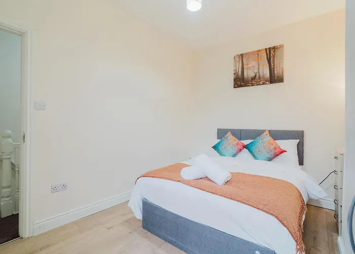 Entire 3 Bedroom House, Salford 20