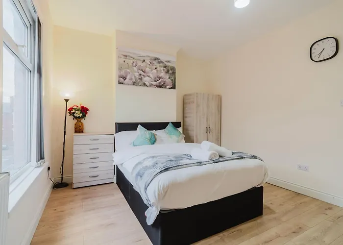 Stylish 3 Bedroom House 20 - Free Parking