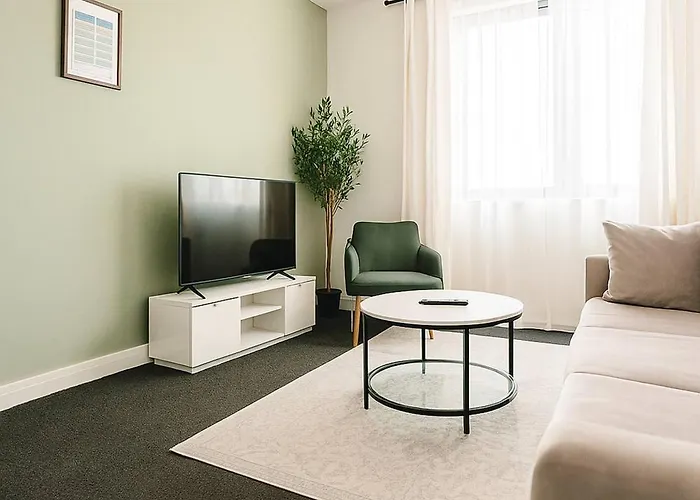 Media Sleeps 4 Free Parking