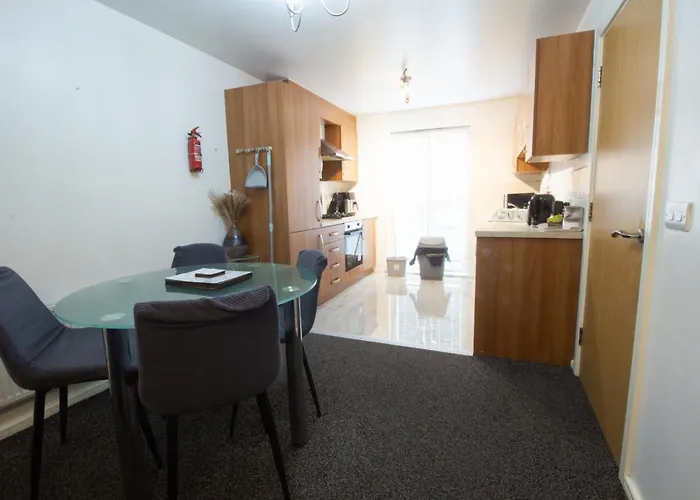 Close To Centre 3-bed Townhouse, Sleeps 7, Free Parking, Great Transport Links *