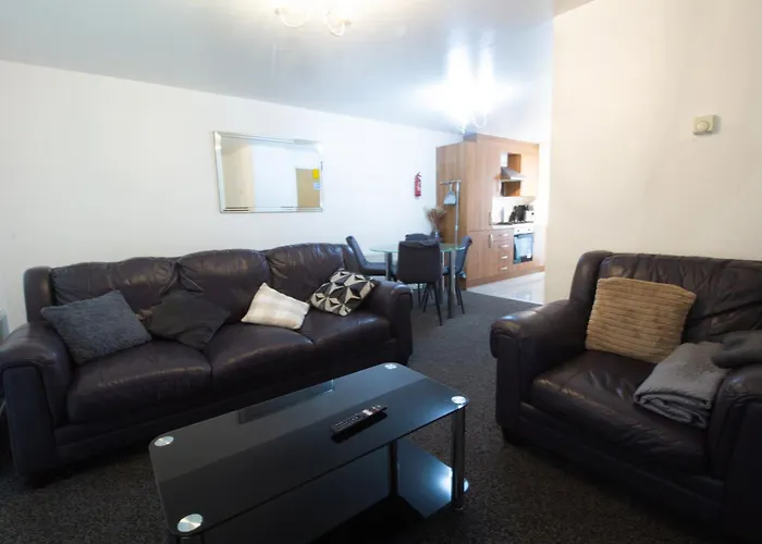 Close To Centre 3-bed Townhouse, Sleeps 7, Free Parking, Great Transport Links