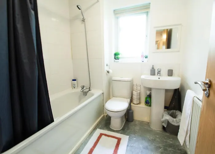 Close To Centre 3-bed Townhouse, Sleeps 7, Free Parking, Great Transport Links Daire *