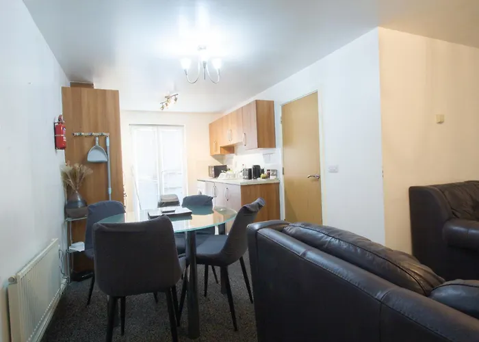 Close To Centre 3-bed Townhouse, Sleeps 7, Free Parking, Great Transport Links Manchester