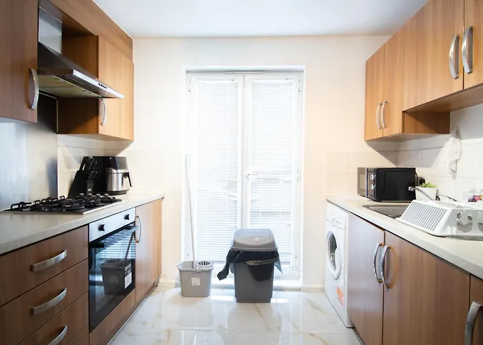 Close To Centre 3-bed Townhouse, Sleeps 7, Free Parking, Great Transport Links * Manchester