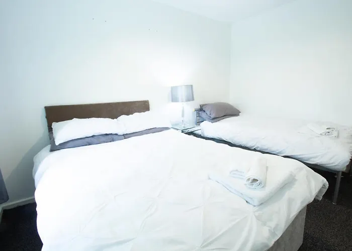 Close To Centre 3-bed Townhouse, Sleeps 7, Free Parking, Great Transport Links *