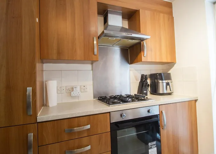 Close To Centre 3-bed Townhouse, Sleeps 7, Free Parking, Great Transport Links Manchester