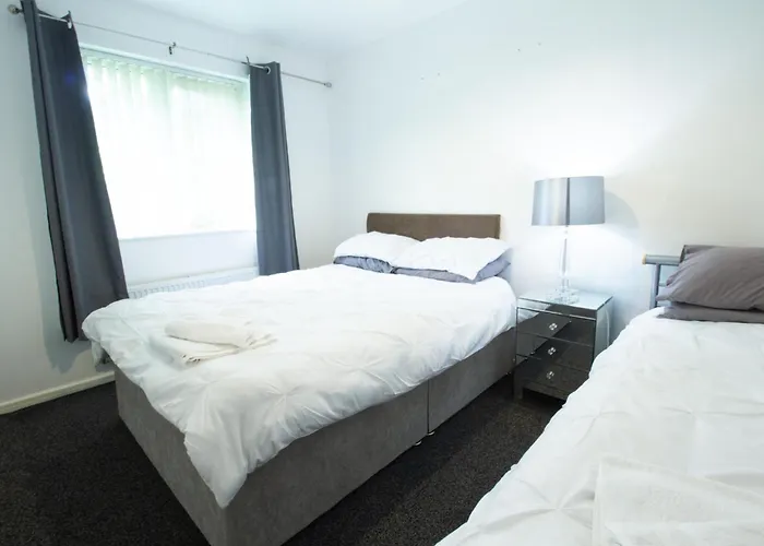 Close To Centre 3-bed Townhouse, Sleeps 7, Free Parking, Great Transport Links