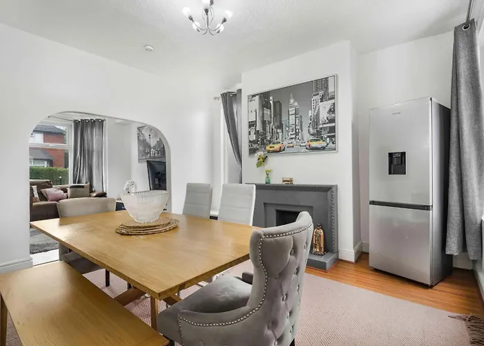 Pensión Guestready - Charming In Vibrant Levenshulme Mánchester