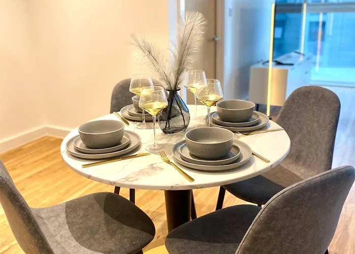 Luxurious 2 Bedroom - Water View And Parking 맨체스터