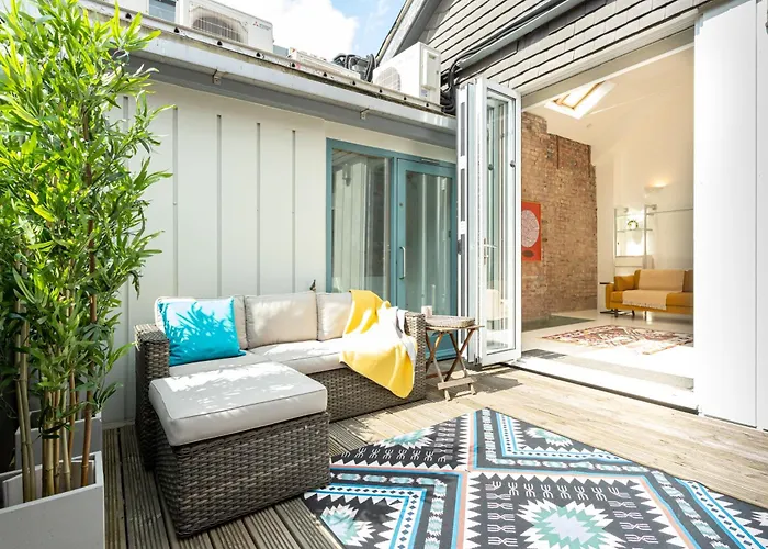 Luxury Penthouse With Private Roof Terrace *